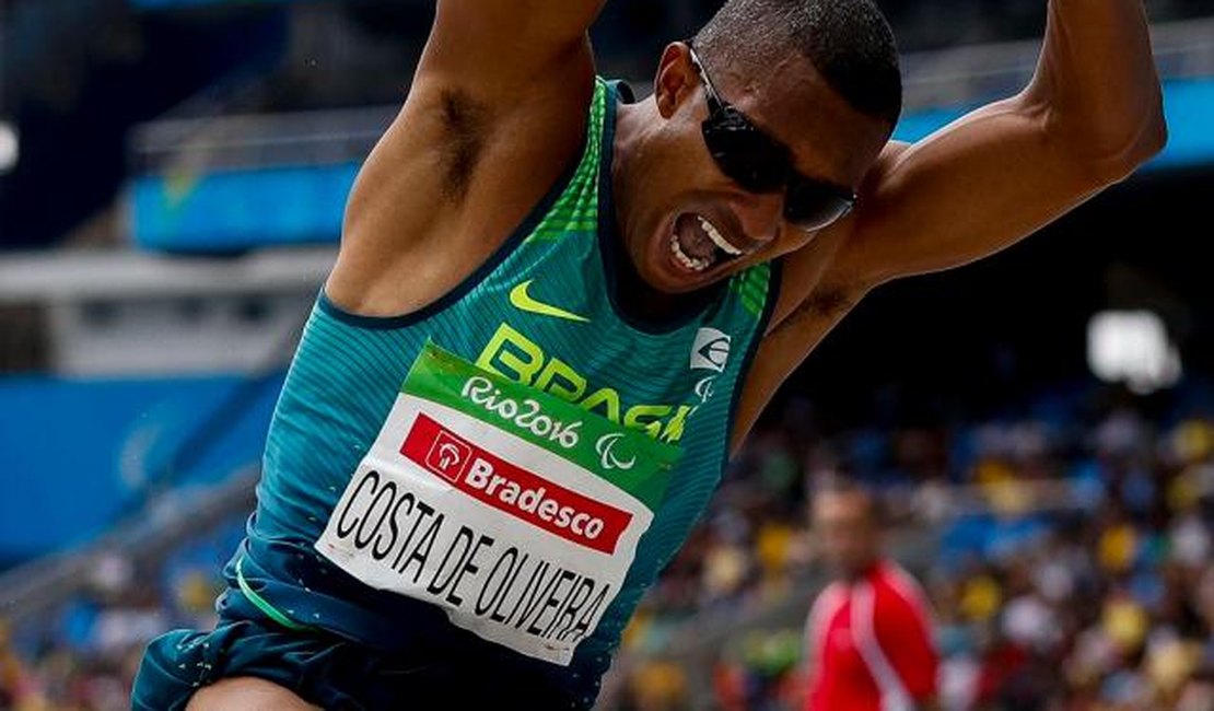Ricardo Costa leva o ouro no salto em distância para cegos