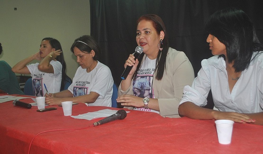 Mulheres debatem 'Violência' e arapiraquenses são homenageadas