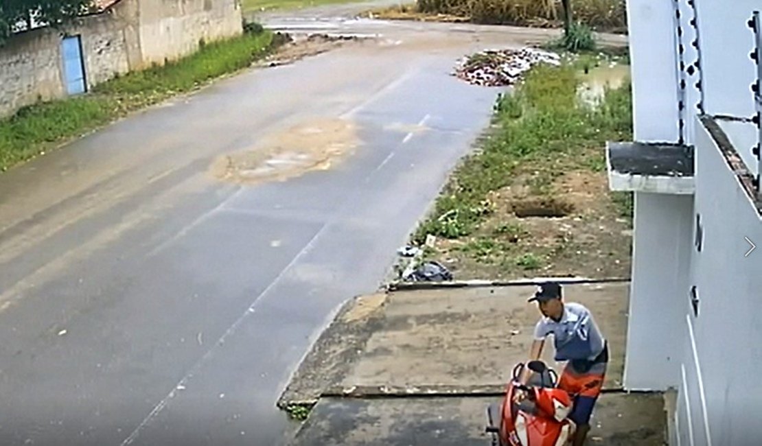 Dupla é flagrada, por câmeras de segurança, tentando roubar moto em São Miguel dos Campos