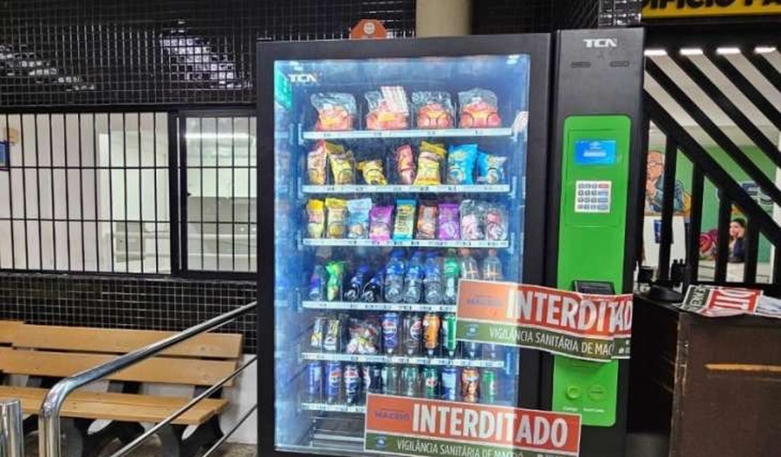 Vigilância Sanitária interdita máquina de lanches com produtos vencidos em faculdade de Maceió