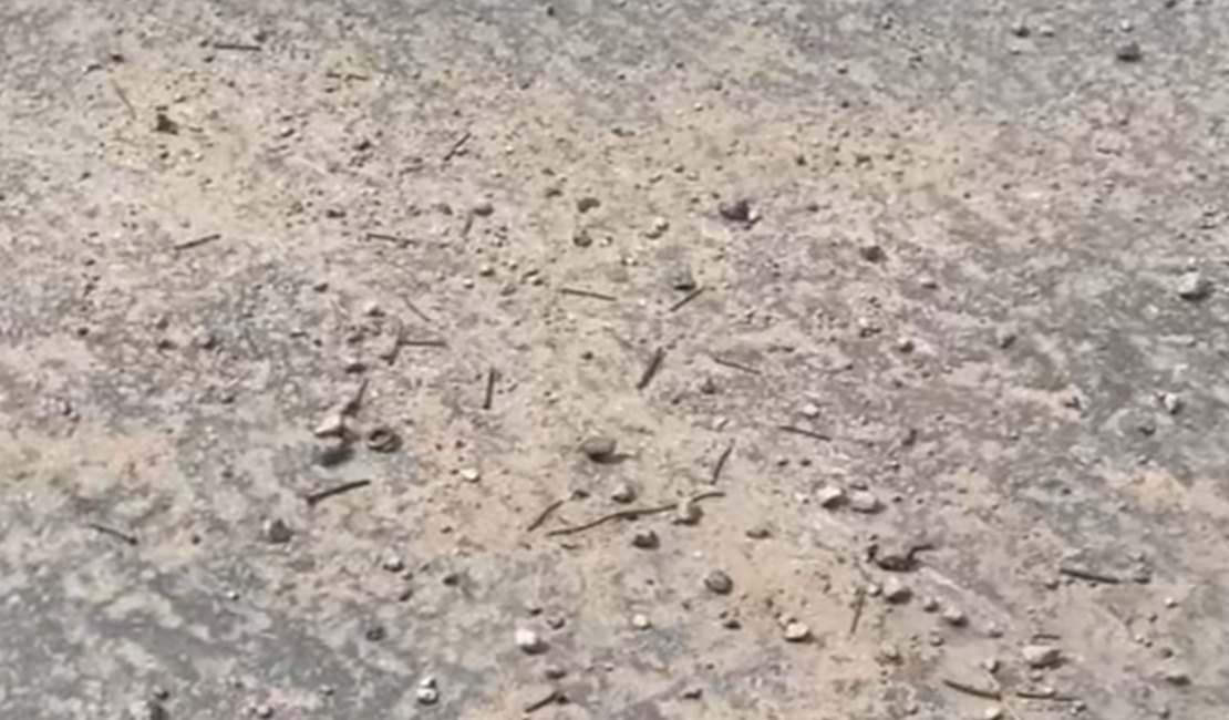 Pregos espalhados em rua de Arapiraca colocam motoristas em risco