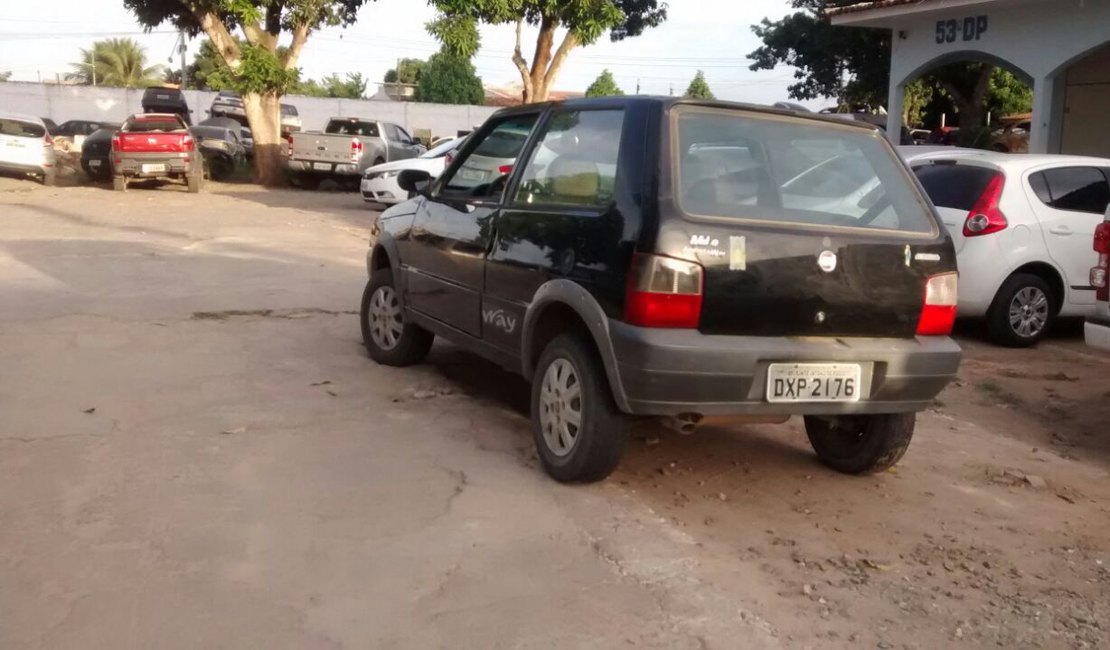 PM recupera carro roubado durante blitz em Arapiraca