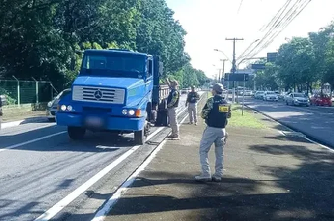 Operação Fluidez autua 23 veículos na Fernandes Lima por circulação irregular