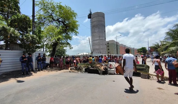 População bloqueia Avenida de Maceió contra cadastro da Prefeitura para moradia