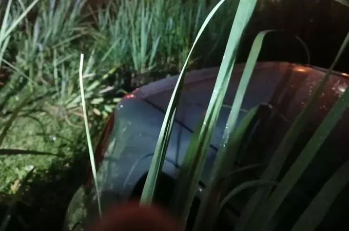 Com marcas de tiros pelo corpo, homem é encontrado morto dentro de carro em canavial, em Maceió