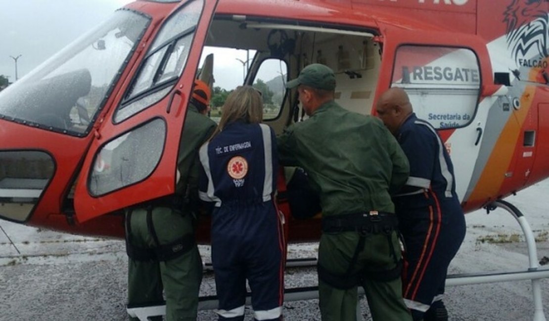 Vítima de acidente de moto é socorrida de helicóptero em estado grave no interior de AL