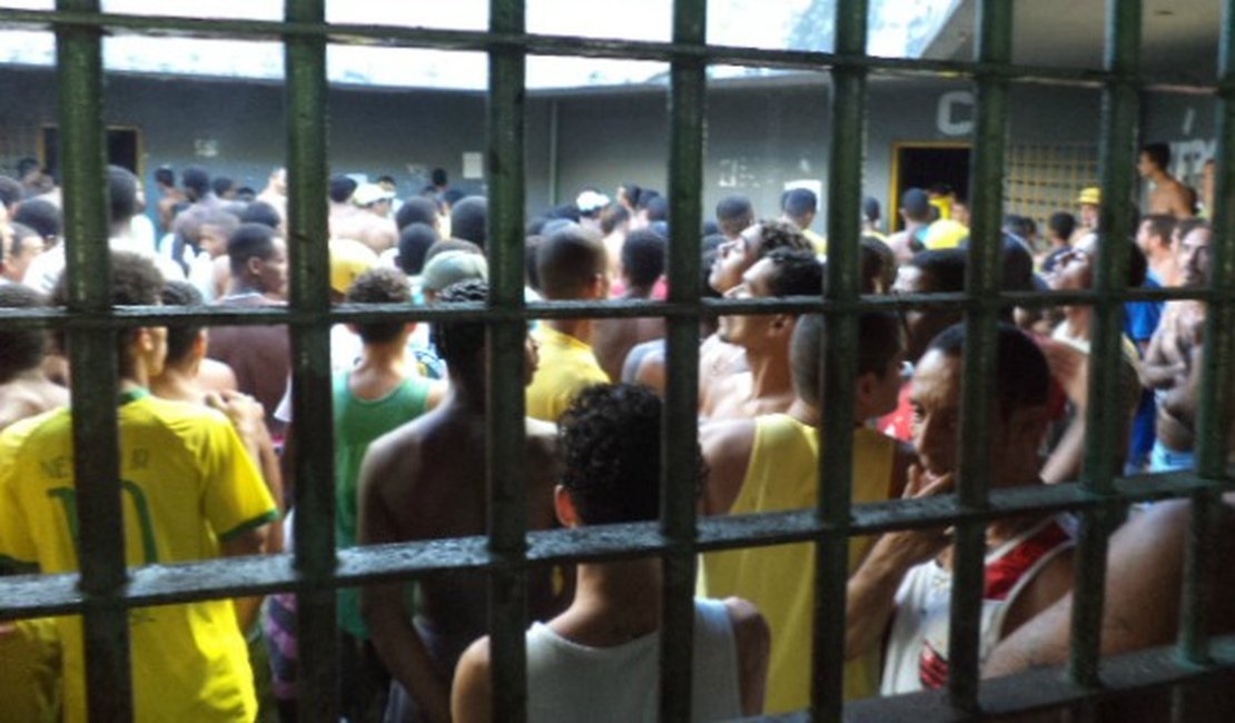 Negros foram presos 1,5 vezes mais do que brancos em 2012