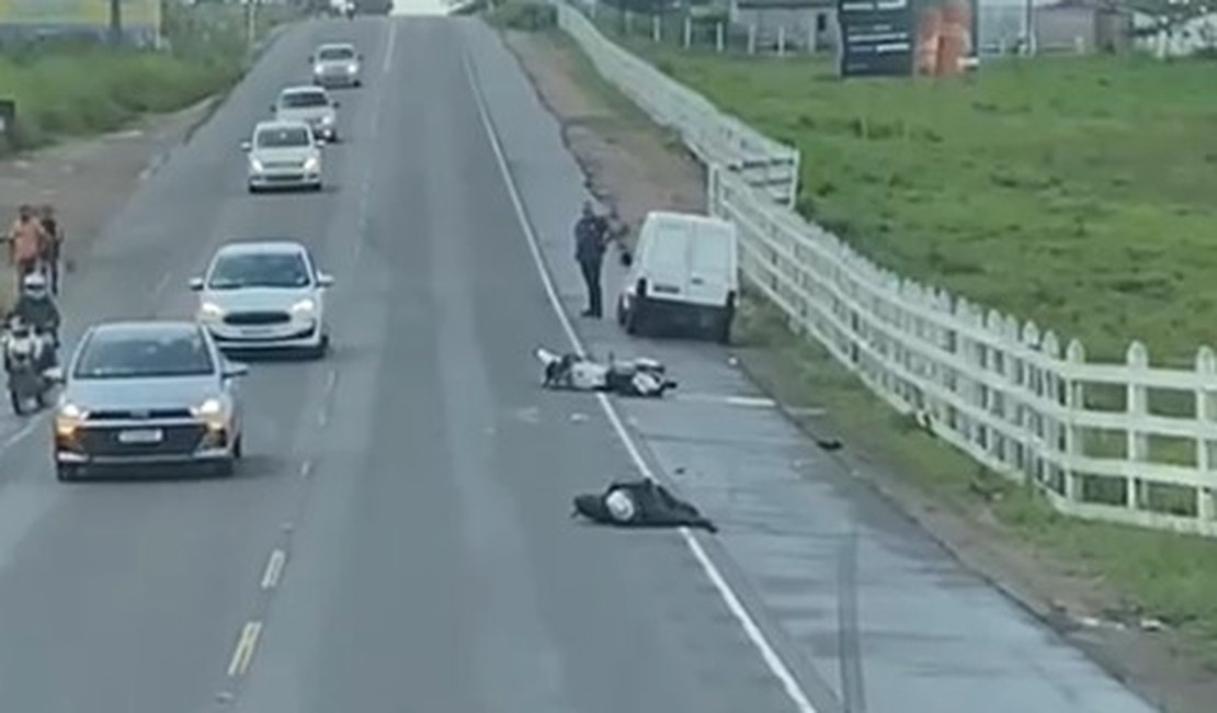 Jovem é socorrido após batida entre carro e moto no Sítio Laranjal, em Arapiraca
