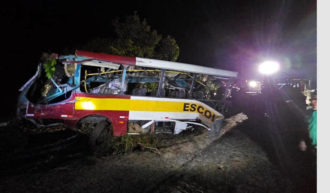 Polícia Científica conclui operação de retirada de ônibus que caiu na Serra da Barriga, em Alagoas