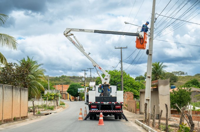 Prefeitura de Traipu realiza troca de lâmpadas comuns por LED no Povoado Olho D’Água do Campo