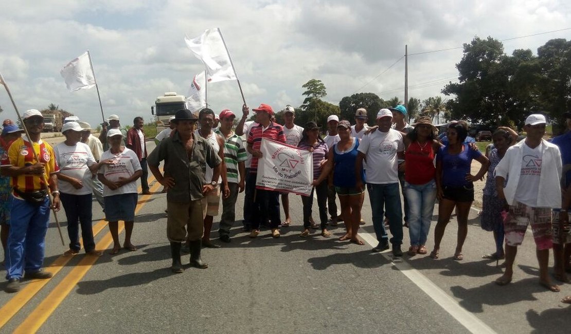 Grupo sem-terra protesta em São Miguel dos Campos por reforma agrária