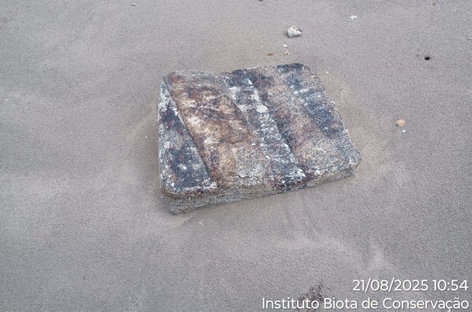 Fardos de borracha de navios nazistas voltam a aparecer em praias de Alagoas
