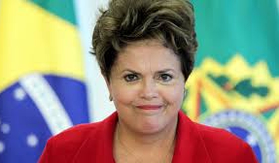 Comissão abre sessão para debater parecer do impeachment de Dilma