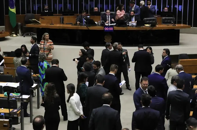 Plenário da Câmara derruba decreto de Lula sobre IOF