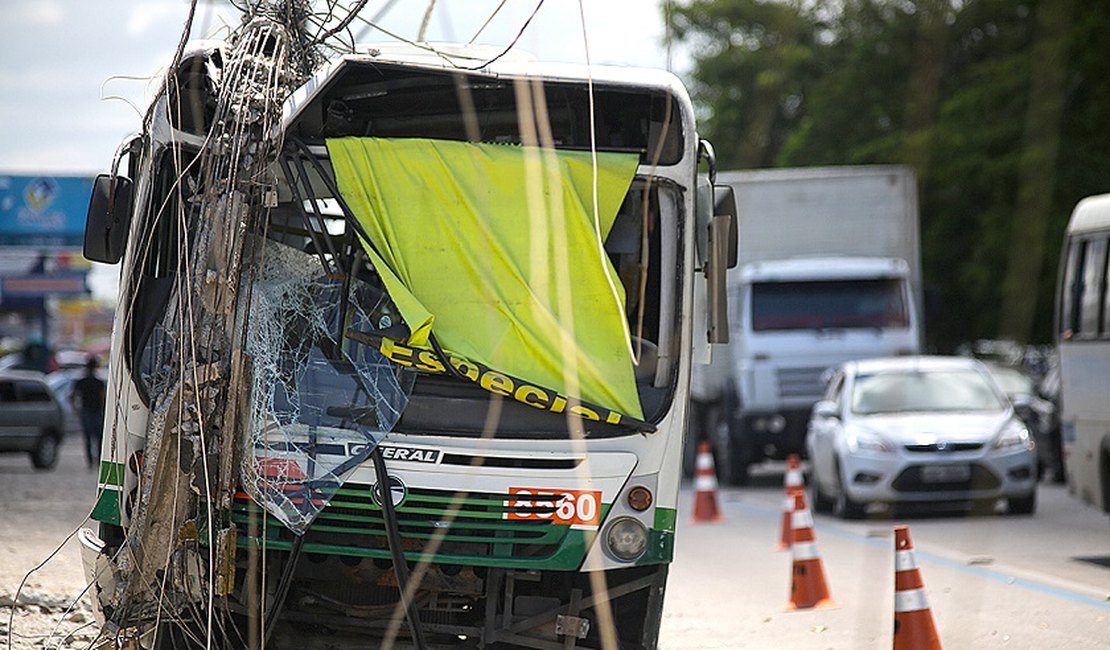 Ônibus bate em poste, e passageiros ficam feridos em Maceió