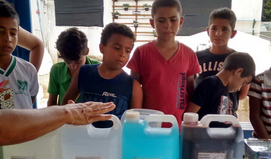 Escola de Arapiraca cultiva alface por hidroponia