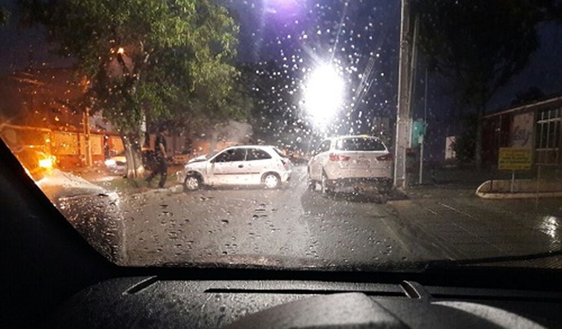 Colisão entre dois veículos é registrada na Avenida Ceci Cunha, em Arapiraca