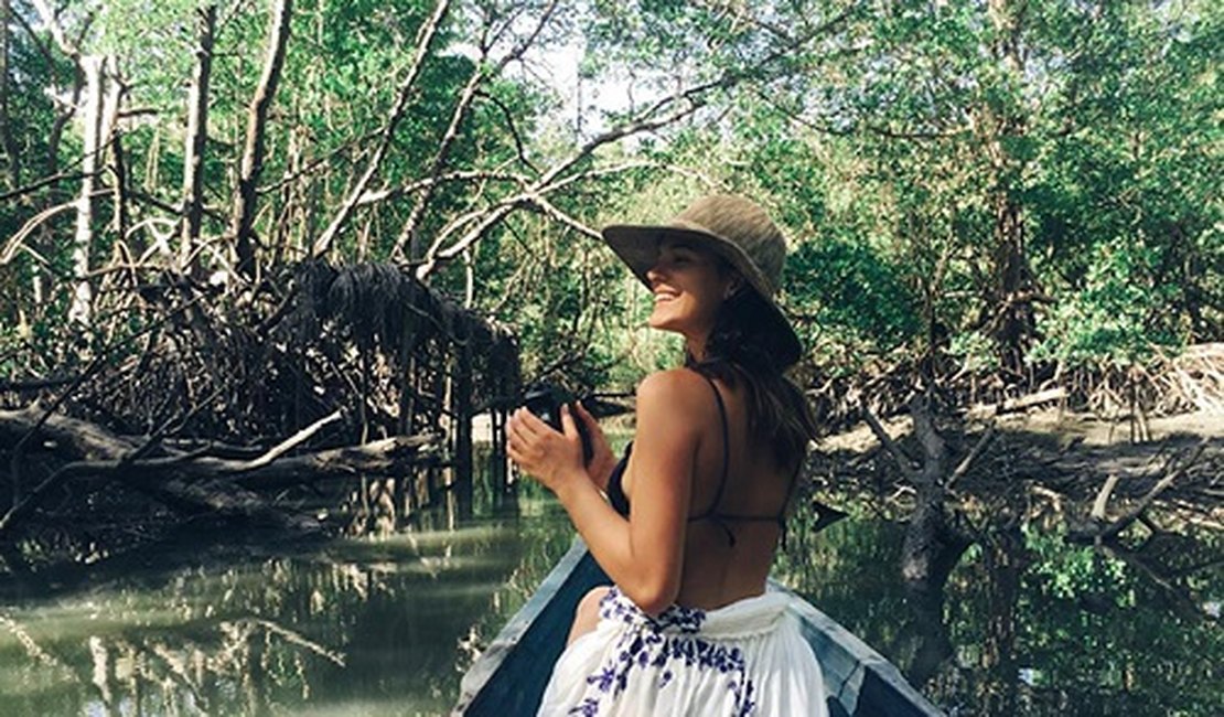 Bruna Marquezine curte férias na Barra de São Miguel