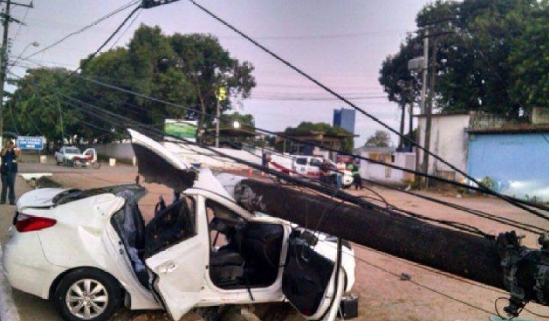 Jovem filma velocímetro, perde o controle do veículo e morre após colidir contra poste