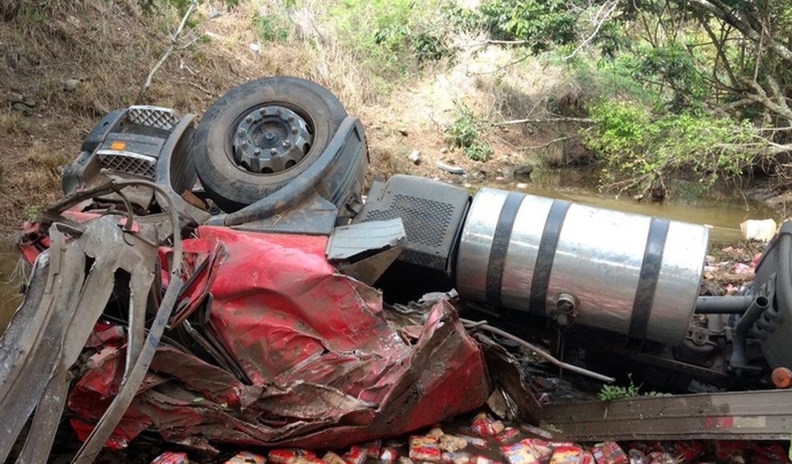 Carreta com biscoitos tomba na ponte da BR 101 e motorista morre
