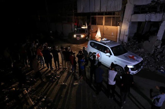 Hamas entrega corpos de reféns após Israel ameaçar cortar ajuda