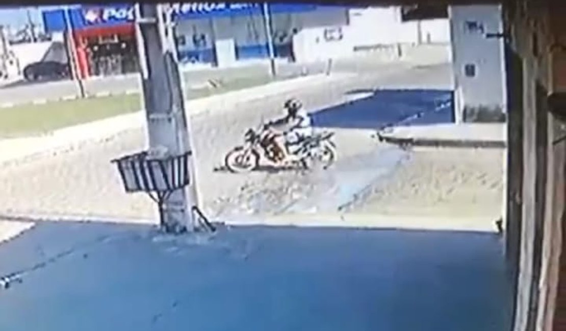 Vídeo mostra furto de moto estacionada na porta de residência em Arapiraca