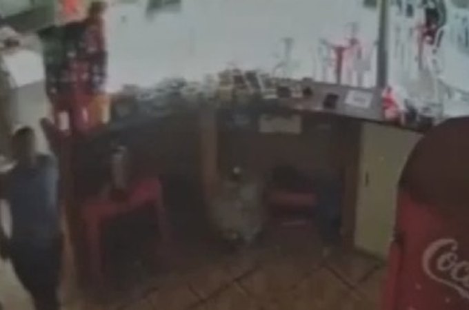 Vídeo mostra mulher esfaqueada pelo ex, em lanchonete da Uneal, pedindo socorro