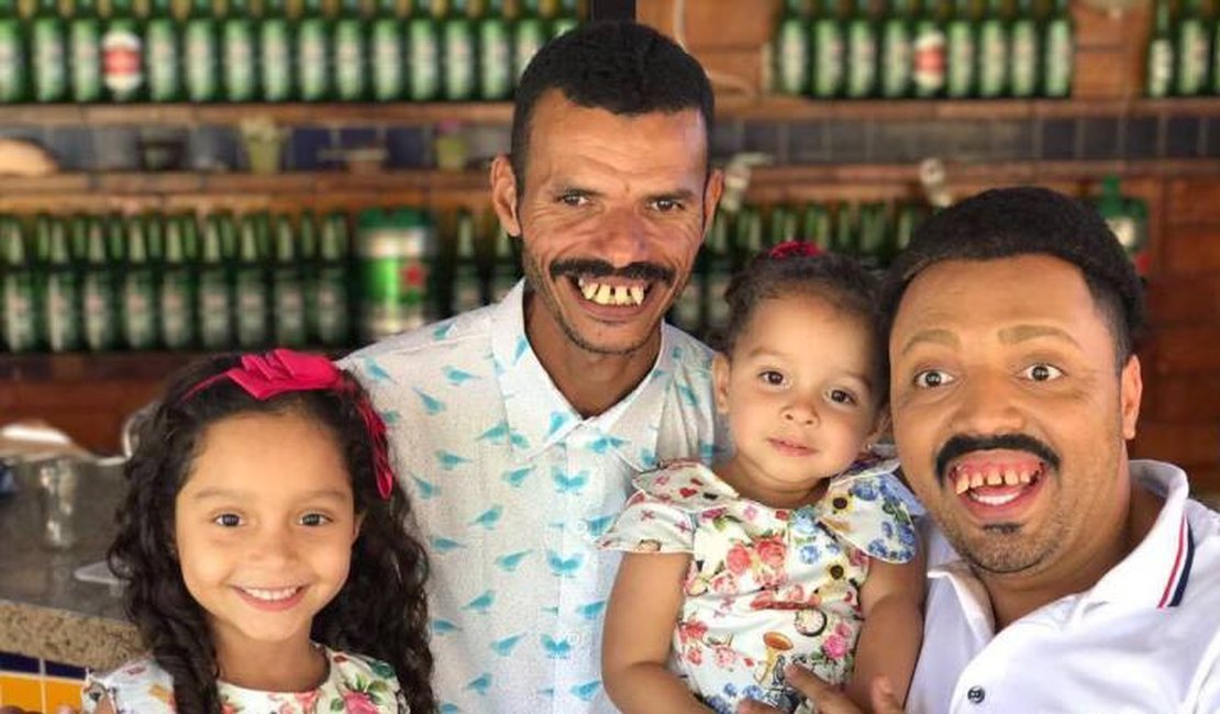 Tirullipa se transforma em “Papa Capim” e recebe Dinho Kapp em sua casa