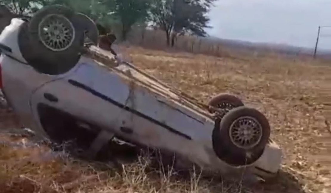 Motorista fica ferida em capotamento de carro em estrada vicinal de Craíbas