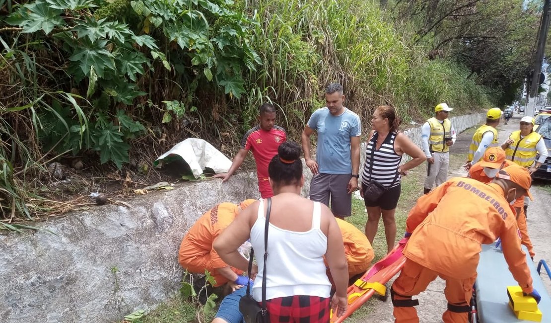 Idosa recebe atendimento médico após cair de barreira em Maceió