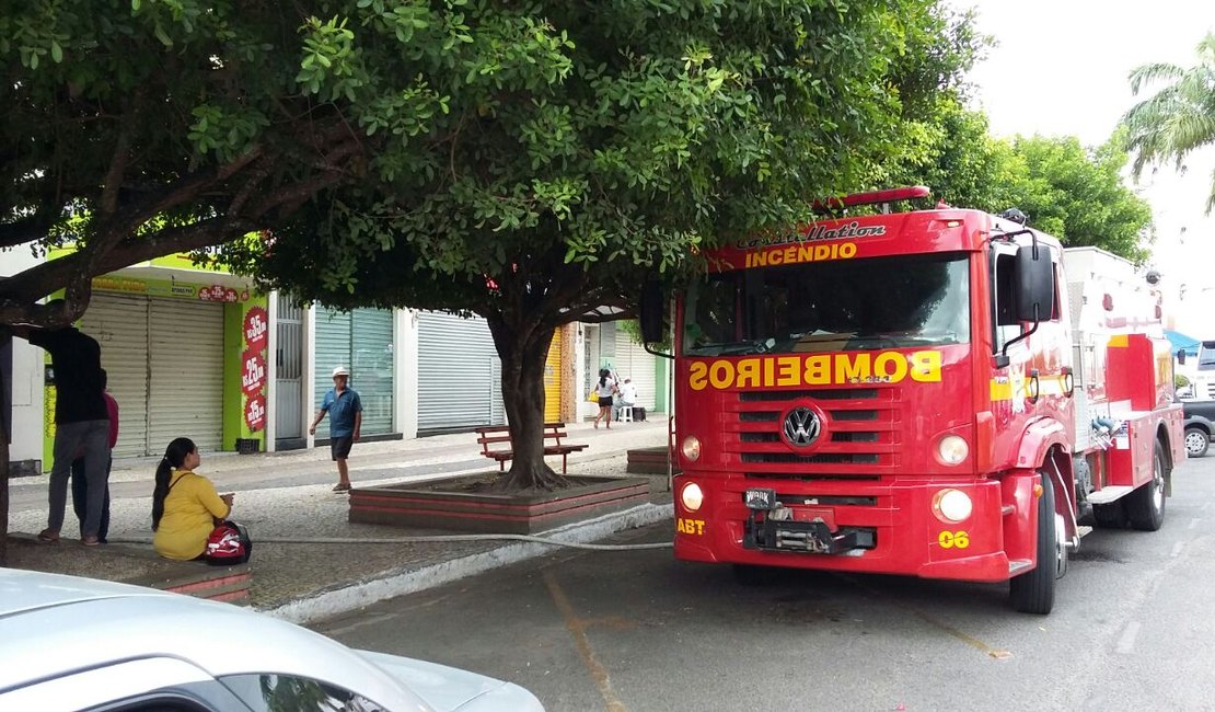 Botijão de gás pega fogo e chamas destroem lanchonete no Centro de Arapiraca