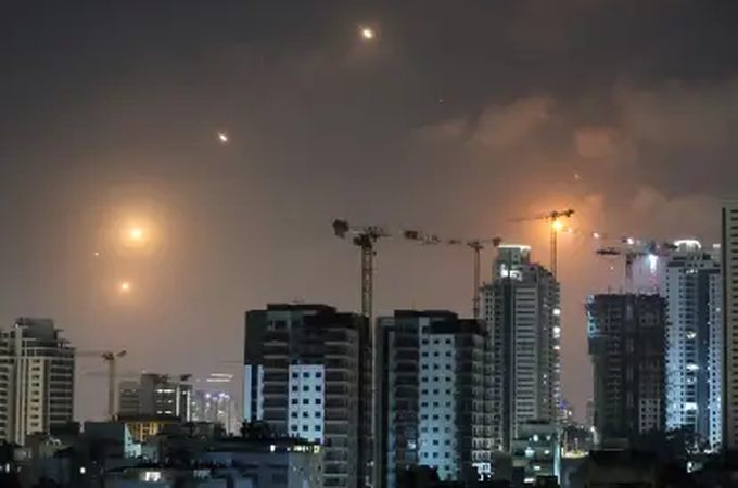 Irã diz que resposta a ataque de Israel começou e explosões são registradas em Tel Aviv