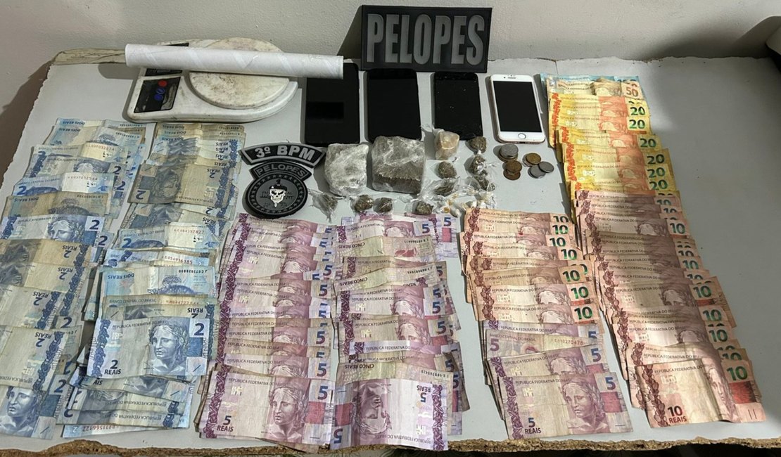 Mulher é presa em flagrante e PM apreende quantia em dinheiro e drogas no Manoel Teles