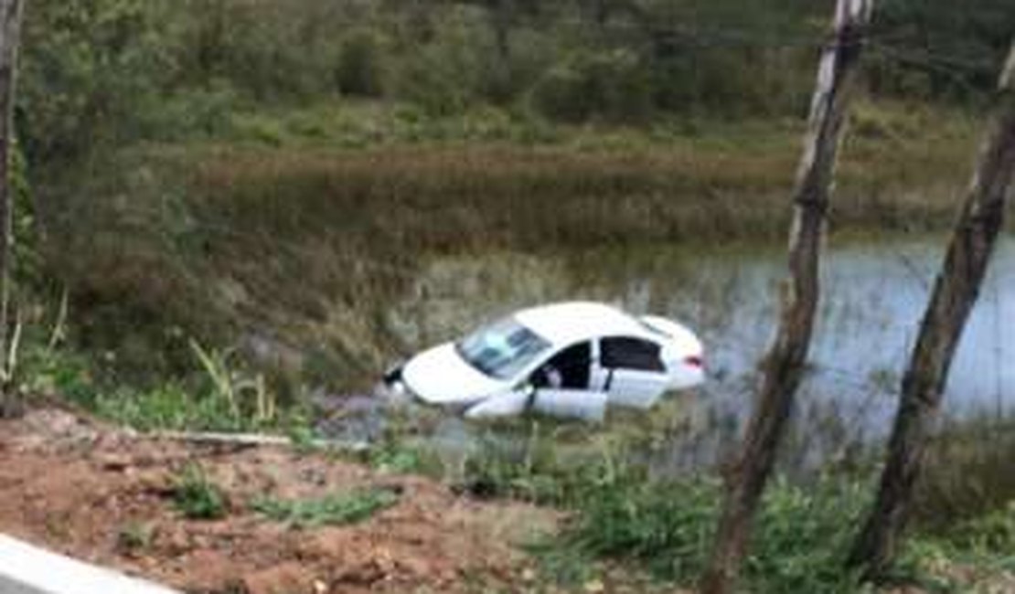 Veículo sai da pista, cai em açude e condutora sai ilesa em Lagoa da Canoa