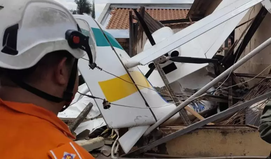 Avião de pequeno porte cai em Goiânia e destrói uma casa