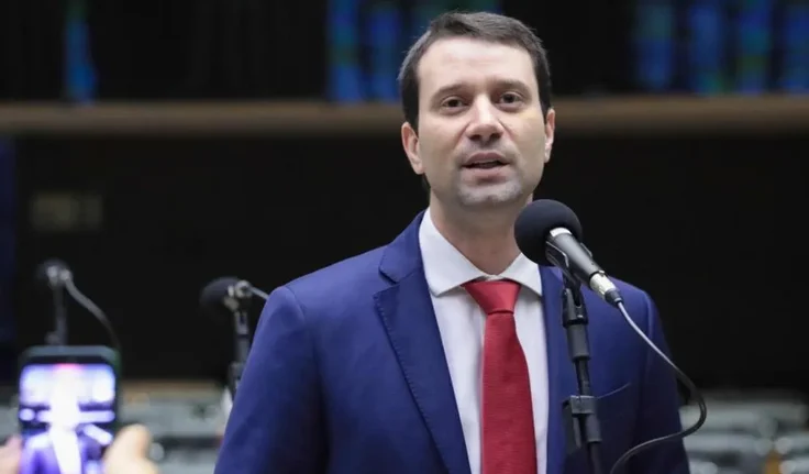 Daniel Barbosa recebe elogios por sua defesa da democracia durante julgamento no STF
