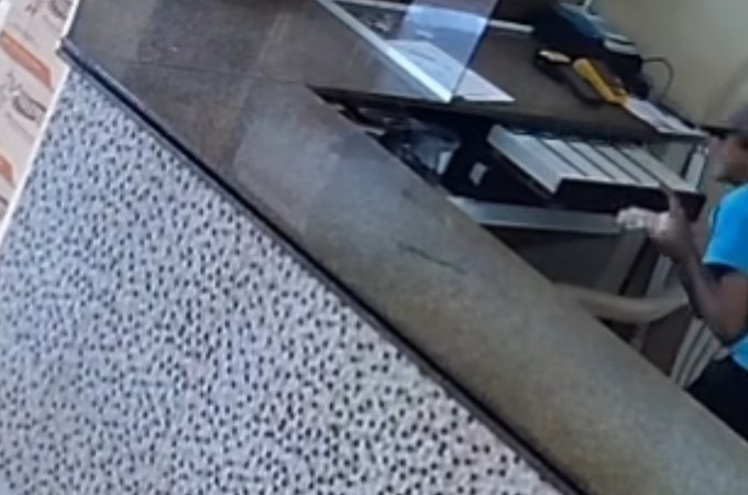 Ladrão salta balcão e furta dinheiro de comércio em Arapiraca