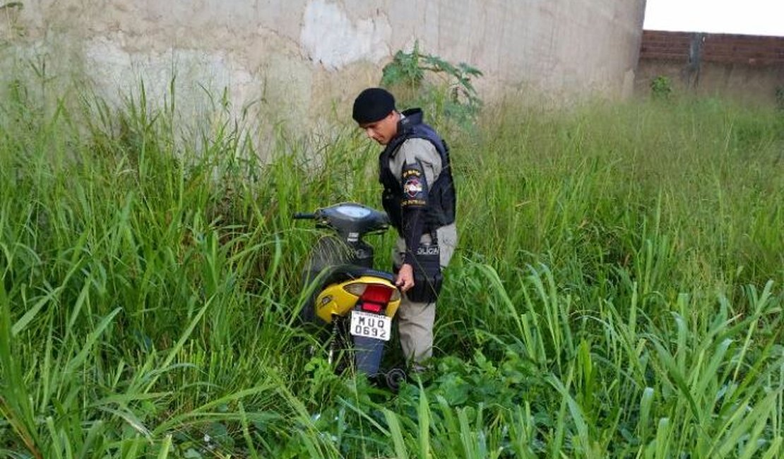 Moto roubada é encontrada escondida em terreno baldio, em Arapiraca