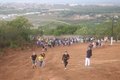 VÍDEO: Milhares de fiéis fazem peregrinação ao Morro Santo da Massaranduba nesta Sexta da Paixão