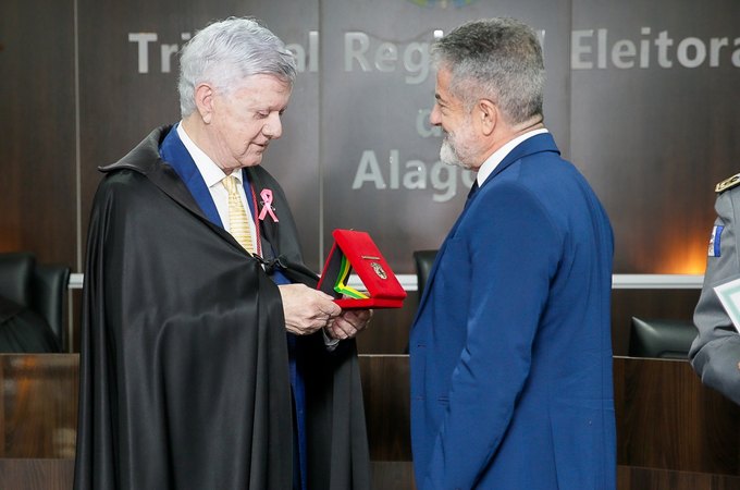 TRE/AL entrega medalha do Mérito Eleitoral a autoridades da Segurança Pública e ao presidente do Coptrel