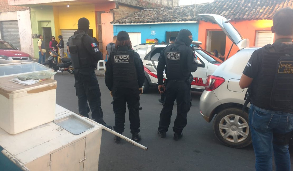 Operação da Polícia Civil prende seis e apreende drogas em prostíbulos da Rua 16, no Centro de Arapiraca