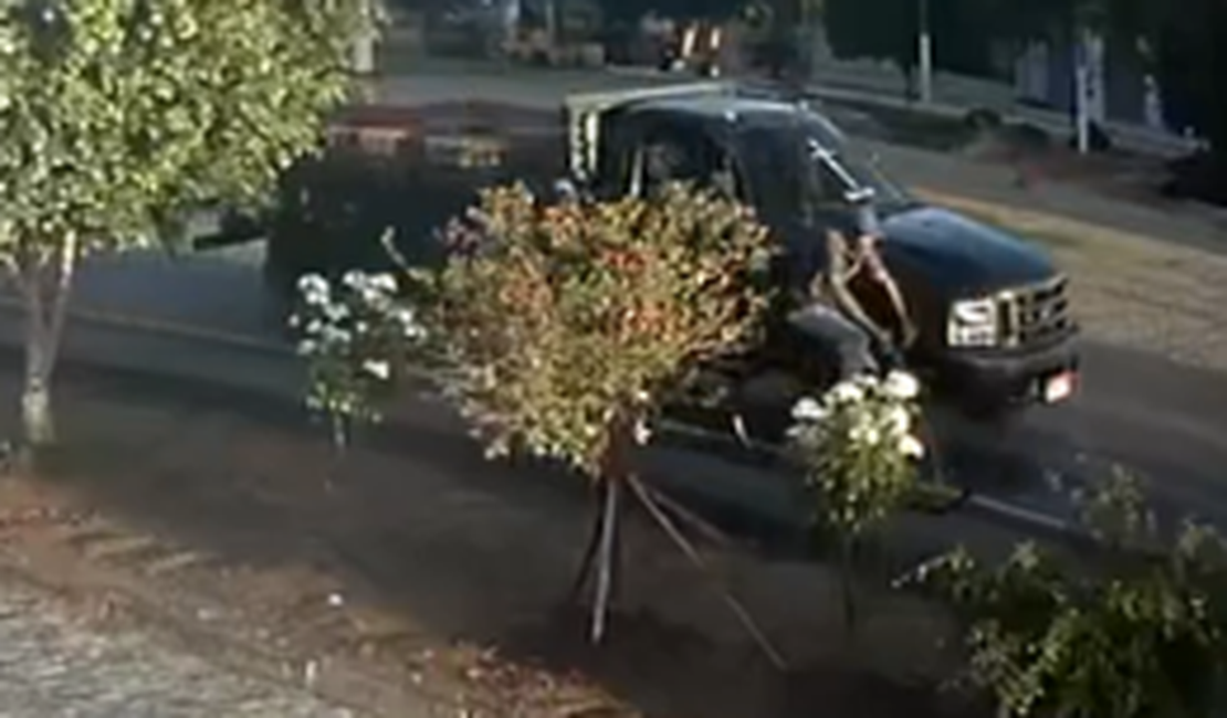 VÍDEO: Em alta velocidade, motorista de caminhão é flagrado atropelando ciclista em Arapiraca