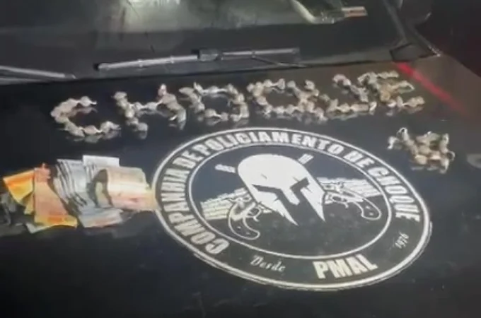 Policiamento de Choque prende homem com 100 bombinhas de maconha no município de Rio Largo