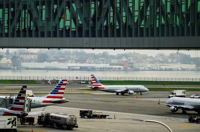 Avião aborta decolagem para evitar colisão em aeroporto de Nova York