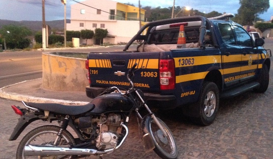 Polícia Rodoviária Federal recupera moto roubada, em Maravilha, AL
