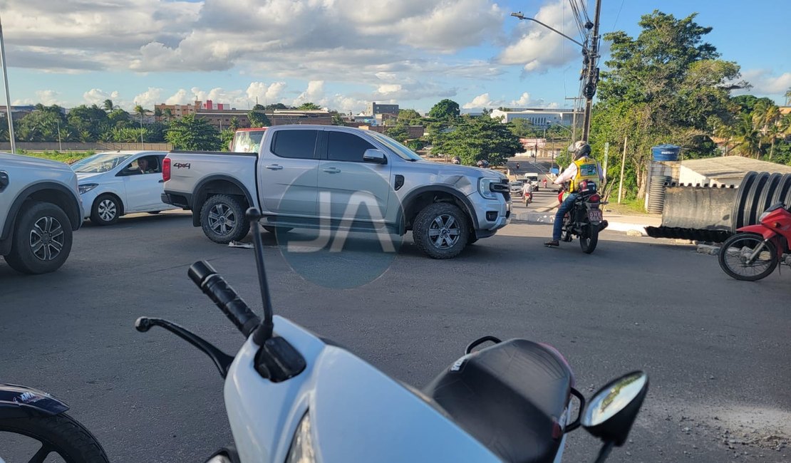 Acidente entre carro e moto deixa trânsito lento em Arapiraca