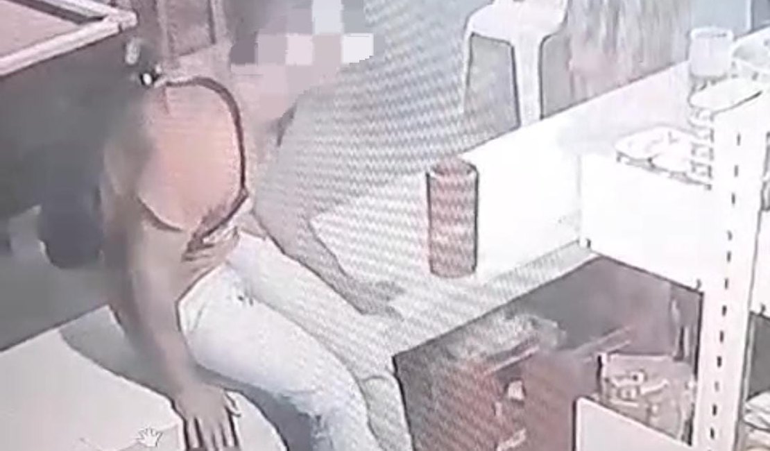 VÍDEO: Câmera flagra homem furtando celular e dinheiro em mercadinho no bairro Bom Sucesso