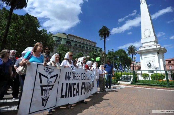 Avós da Praça de Maio encontram 140° neto sequestrado pela ditadura