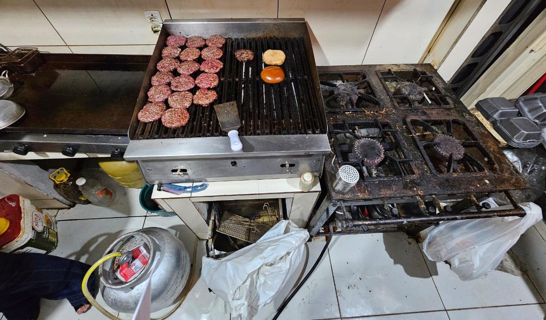 Hamburgueria é interditada pela Vigilância Sanitária por condições insalubres, em Maceió
