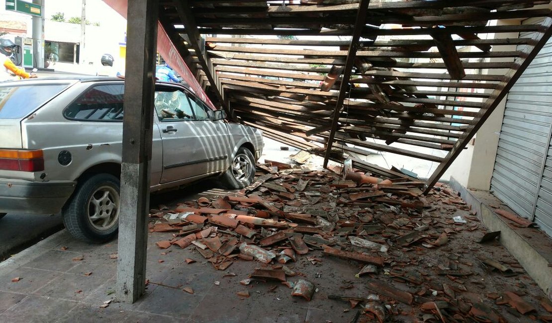 Automóvel sobe em calçada e destrói pilastra de bar, em Arapiraca